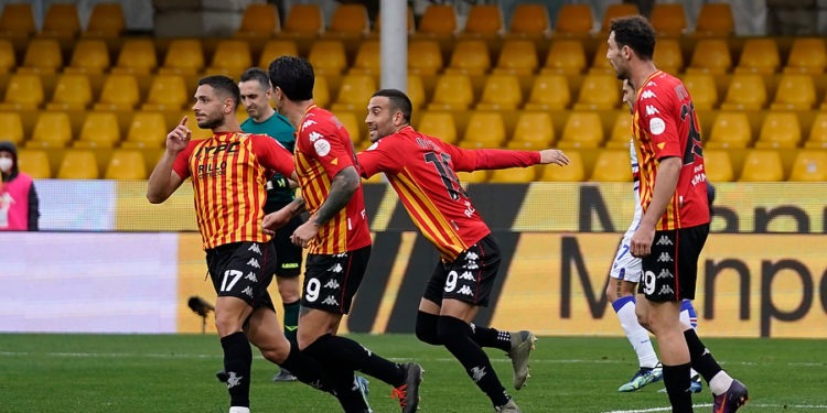 L'esultanza dei calciatori giallorossi (Foto di Mario Taddeo dal sito del Benevento)