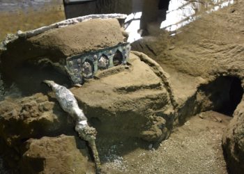 Pompei, rinvenuto integro un antico carro da parata