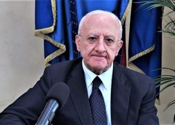 Vaccini in Campania, De Luca infuriato: “Così ci impiegheremo tre anni”