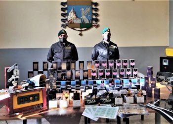 Melito di Napoli, scoperte dalla finanza due fabbriche di profumi contraffatti