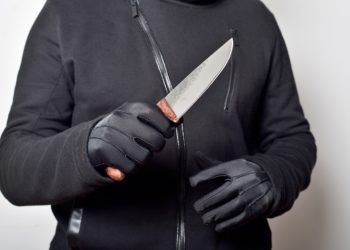 Salerno, vede l’ex col nuovo fidanzato e li minaccia con un coltello: in manette 51enne