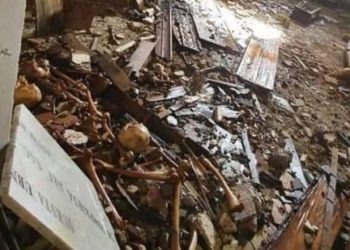 Maddaloni, degrado nel cimitero cittadino: teschi e ossa abbandonati sul pavimento della cappella