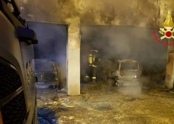 Capua, a fuoco nella notte otto autovetture: si segue la pista dell’incendio doloso