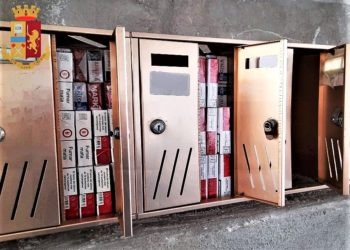 Napoli, sigarette di contrabbando nascoste nelle cassette postali: interviene la polizia