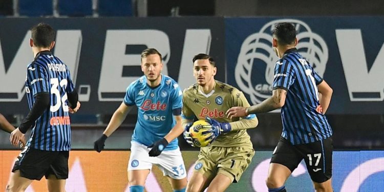 Meret recupera il pallone dopo un attacco dell'Atalanta