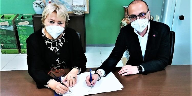 Luisa Franzese e Armando Cozzuto al momento della firma del protocollo