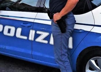 Fuorigrotta, la polizia scopre armi e munizioni nascoste in una pensilina
