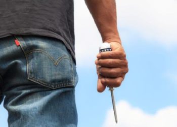 Firma in caserma e poi rapina una donna: arrestato 33enne di Scampia