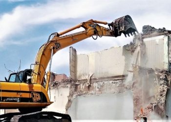 Calvizzano, avviate le operazioni di abbattimento del capannone abusivo del clan Cesarano