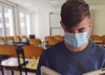 Napoli, contagi nelle scuole: positivi al Covid venticinque studenti e sei docenti