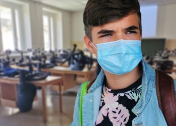 Doppia mascherina in aula per proteggersi dalla variante inglese del Covid-19