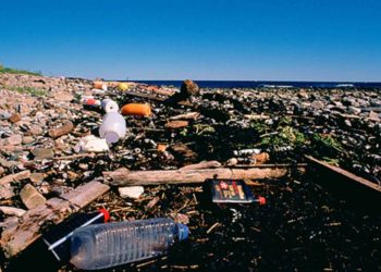 Sversava rifiuti illecitamente, denunciato un imprenditore di Giugliano. Chiusa la ditta