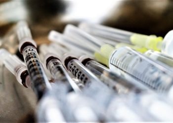 Scarseggiano le dosi del vaccino Pfizer: l’Asl Napoli 1 blocca le somministrazioni