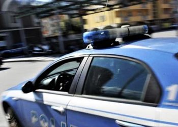 Napoli, la polizia sventa il furto di due auto dopo un folle inseguimento