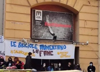 Teatri chiusi, proteste al Mercadante di Napoli