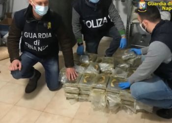 Blitz anti-droga tra Giugliano e Marano: sequestrati quasi 200 chili di stupefacenti, nove armi da fuoco e 650mila euro in contanti. Arrestate 5 persone (Video)