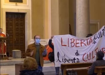 Benevento, interrompono la messa nella basilica della Madonna delle Grazie: protesta contro la chiusura dei teatri