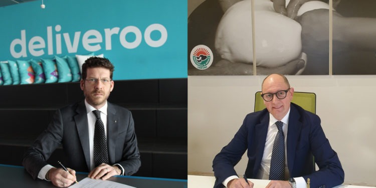 A sinistra Matteo Sarzana (general manager Deliveroo Italy), a destra  Domenico Raimondo (presidente Consorzio tutela Mozzarella di Bufala Campana Dop)
