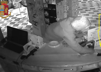 Salerno, furto notturno in una farmacia di Battipaglia: in manette due uomini