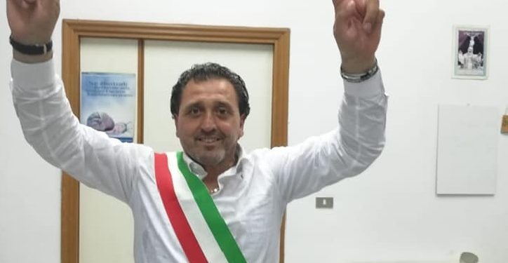 il sindaco di Castel Volturno Luigi Petrella