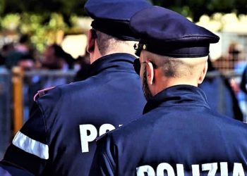 Napoli, la polizia sventa il furto di due auto dopo un folle inseguimento