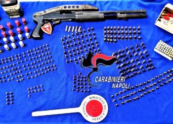 Napoli, sequestrati un fucile a pompa e centinaia di munizioni a Soccavo