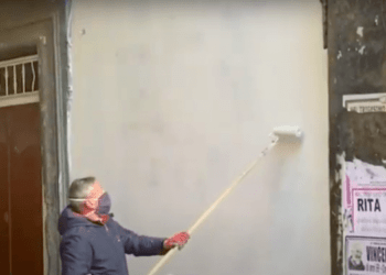 Napoli, rimossi murales e altarini abusivi dedicati a due giovani uccisi in agguati criminali