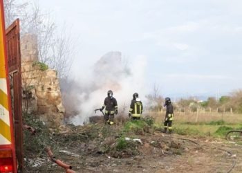 Carinaro, guardie del Wwf sventano un incendio di rifiuti