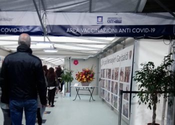 De Luca: “La Campania vaccinerà gli insegnanti che lavorano fuori regione”