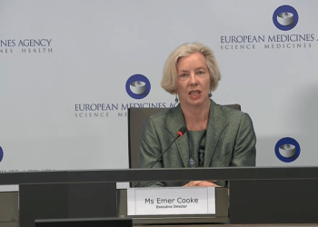 Ema: “Vaccino AstraZeneca sicuro ed efficace, continuare sorveglianza”