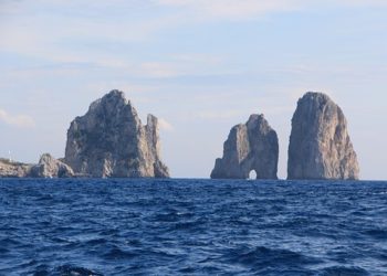 Faraglioni di Capri danneggiati per pesca di frodo dei datteri di mare. Dodici persone arrestate (Video)