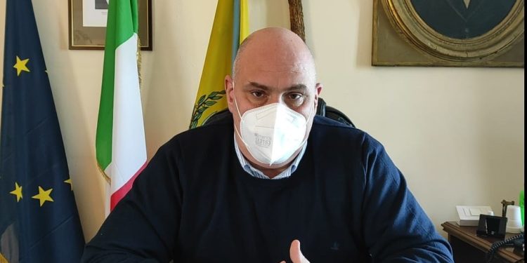 Il sindaco di Ischia Enzo Ferrandino (Foto dalla pagina Facebook del Comune di Ischia)