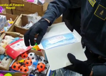 Napoli, sequestrati 140mila articoli contraffatti: denunciati i due responsabili (Video)