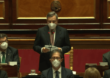 Via libera ad AstraZeneca per gli over 65. Draghi: “Via d’uscita non lontana, ma serve unità sui vaccini”