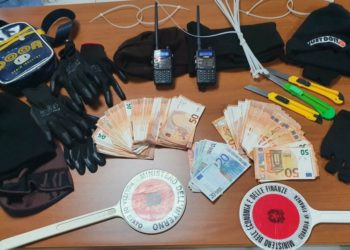 Nola, rapinano una banca ma trovano la polizia all’uscita: quattro arresti