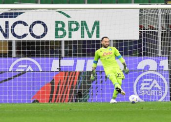 Calcio, il Napoli perde di nuovo Ospina: infortunio alla mano sinistra per il portiere azzurro