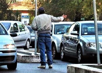 Napoli, parcheggiatore abusivo fornisce documenti falsi alla polizia: arrestato