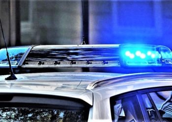 Inseguono un automobilista con sirene e lampeggianti e lo rapinano: in manette 47enne di Casoria