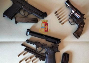 Porto e ricettazione di armi da fuoco, arrestati due cugini di 23 e 18 anni a Ponticelli