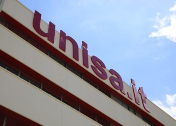 Università di Salerno, arrestati due dipendenti: convalidavano esami mai sostenuti in cambio di regali