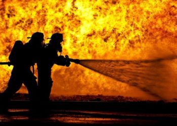 Casoria, a fuoco un capannone: quasi un milione di euro di danni