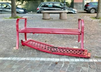 Frignano: distrutta la panchina rossa simbolo della lotta alla violenza sulle donne