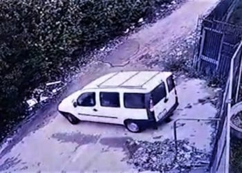 Cesa, scarica rifiuti da un furgone e scappa: beccato dalle telecamere