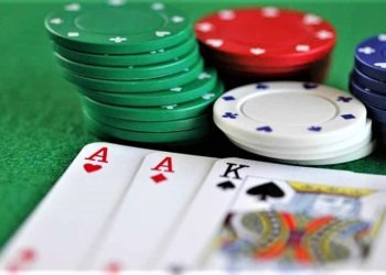 Napoli, si riunivano per giocare a poker nonostante i divieti: sanzionati