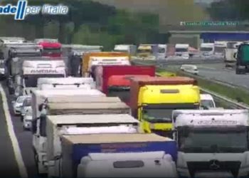 Protesta degli operatori dei mercati per la zona rossa: bloccata la Napoli-Caserta, un chilometro di code