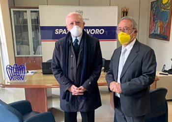 Vaccini, De Luca a muso duro contro Figliuolo e Draghi: “Dopo ottantenni e fragili non procederemo per fasce di età”