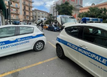 Frattamaggiore, pattugliamenti della polizia locale nei luoghi sensibili della città: 70 persone identificate