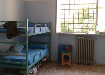 Aggressione di un detenuto nel carcere di Aversa: agente subisce la frattura di un dito