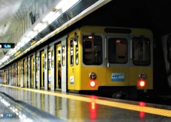 “Mi stai guardando?” e prende a martellate un vigilante della metro di Napoli