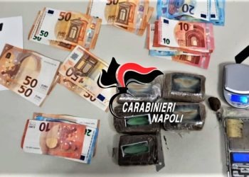 Quarto, nascondeva mezzo chilo di droga in camera da letto: arrestato